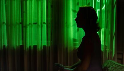 Alfred Hitchcock a 'Vertigo' (1958) tria que les escenes dedicades a la fantasmal Judy (Kim Novak) siguin banyades en llum verda.