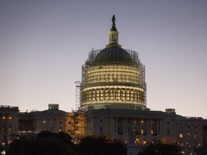 La c&uacute;pula del Capitolio en Washington, la noche del jueves.