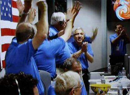 Técnicos de la NASA celebran en Pasadena, California, la llegada a Marte de la sonda <i>Phoenix.</i>