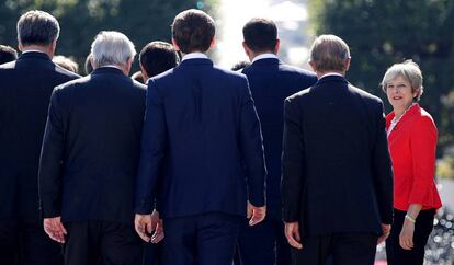 Theresa May llega a la foto de familia de la cumbre europea de Salzburgo, en Austria.