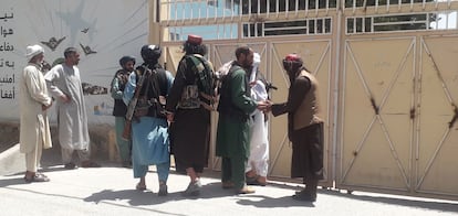 Un grupo de talibanes ante las oficinas del Gobierno provincial en Herat (Afganistán), este viernes.