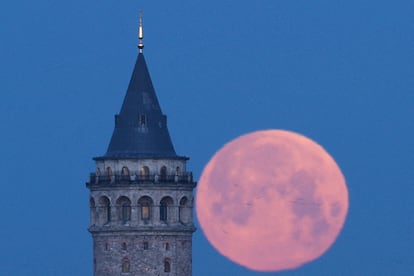 La Luna vista junto a la Torre de Gálata en Estambul (Turquía).