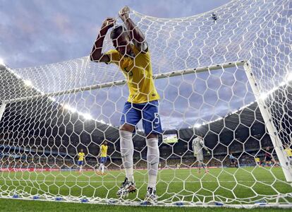 El jugador brasileño Fernandinho se agarra a la red de la portería después que Toni Kroos marcara el tercer gol.