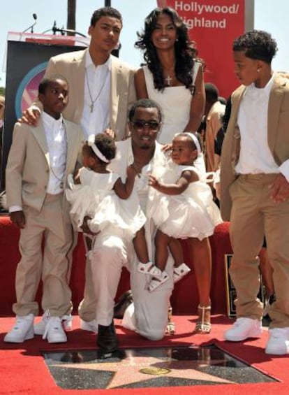 Una imagen del 2 de mayo de 2008 (cuando Sean 'Diddy' Combs descubría su estrella en el paseo de la fama) con el rapero y Kim Porter junto a sus hijos: Quincy, Justin, Christian Casey y las gemelas D'Lila Star y Jesse James.