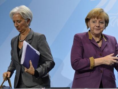 Christine Lagarde, chefe do FMI (esq.), com Angela Merkel, em 2012.