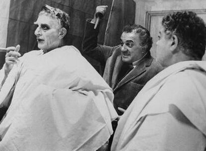 Federico Fellini (en medio), en un fotograma de <i>Roma.</i>