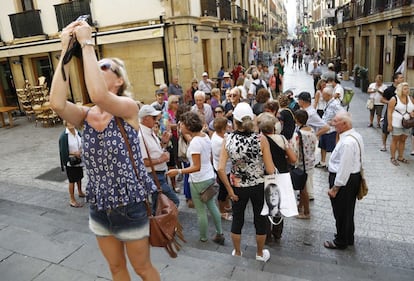 Euskadi camela a quienes la visitan. Después de años en los que la violencia de ETA retraía al público en general a la hora de visitar Euskadi, desde 2011 y especialmente desde 2012, el turismo no deja de subir, lenta pero de manera continuada en las tres provincias. A los atractivos de Bilbao con el Museo Guggenheim como principal cabeza tractora, se suma la belleza de San Sebastián y su oferta gastronómica, y poco a poco Vitoria se consolida por su pasado medieval y el concepto de ciudad verde y su festival de Jazz.