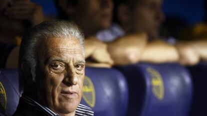 Alfio Basile, en el banquillo de la Bombonera.