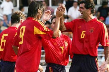 Miguel Ángel Nadal felicita a su sobrino, Rafa Nadal, tras el gol obtenido en el partido homenaje al primero.