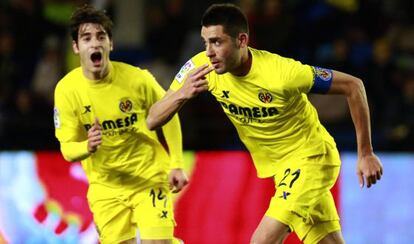 Bruno Soriano, en primer plano, celebra un gol.