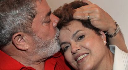 Lula besa a Rousseff tras ganar ella las elecciones de Brasil en 2010.