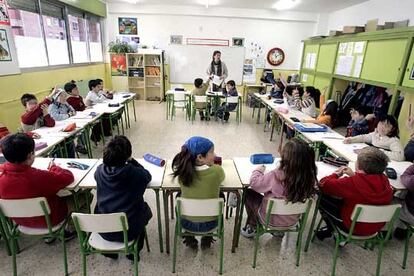 Un grupo de niños atiende las explicaciones de su profesora en una <i>ikastola</i> de Vitoria.