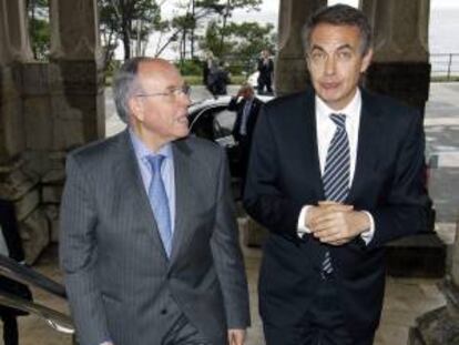 El expresidente del Gobierno, José Luis Rodríguez Zapatero (d), acompañado por el rector de la Universidad Internacional Menéndez Pelayo (UIMP), César Nombela (i) a su llegada al Palacio de La Magdalena, en Santander.