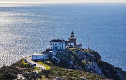 Un lugar emblemático en la Costa de la Muerte considerado el cabo del fin del mundo. Construido en 1853, a 138 m sobre el nivel del mar, se reformó en 2016 para ofrecer cinco exclusivas habitaciones, un restaurante, cafetería y terrazas con vistas infinitas.
Precio: desde 270 euros la noche para dos.