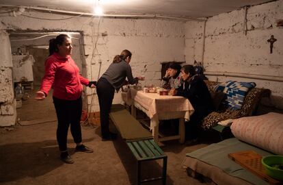 Un grupo de mujeres en un refugio de Stepanakert, este lunes. 