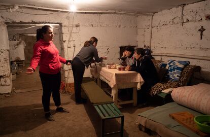 Un grupo de mujeres en un refugio de Stepanakert, este lunes.
