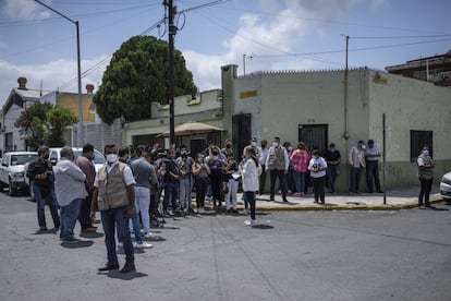 Personal de Clara Luz Flores, candidata a gobernadora de Morena en Nuevo fue encañonado por hombres armados la mañana de este domingo, previo a un evento de campaña en la colonia Industrial en Monterrey.
