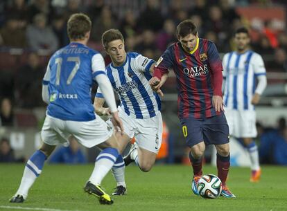 El delantero argentino del FC Barcelona Leo Messi (d) disputa un balón con Jose Ángel (c), de la Real Sociedad, durante el partido de ida de la semifinal de la Copa del Rey que disputan esta noche en el Camp Nou, en Barcelona.