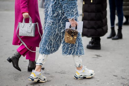 Raf Simons fue uno de los primeros en reversionar este calzado noventero en 2013. Ahora la versión de Balenciaga es la firma estrella que todas tienen (o desean). El modelo 'Triple S' es tan codiciado que ya está agotado online.