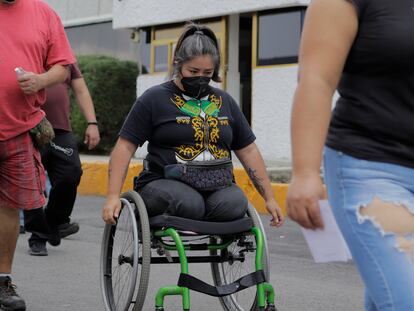 mujer discapacitada circula en su silla de ruedas en una calle de Iztapalapa, en Ciudad de México, en junio de 2021.