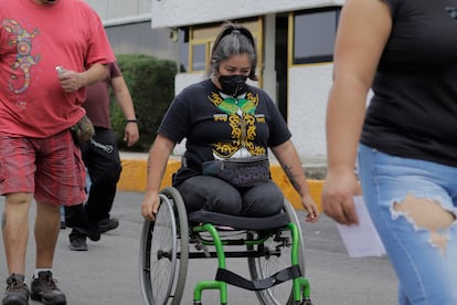 mujer discapacitada circula en su silla de ruedas en una calle de Iztapalapa, en Ciudad de México, en junio de 2021.