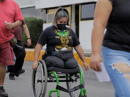 mujer discapacitada circula en su silla de ruedas en una calle de Iztapalapa, en Ciudad de México, en junio de 2021.