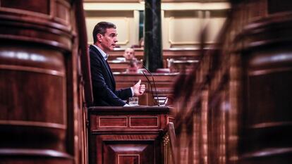 El presidente del Gobierno, Pedro Sánchez, en la tribuna del Congreso este jueves.