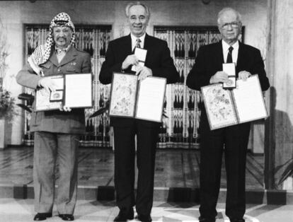 El líder de la OLP, Yasser Arafat (izqda.), el primer ministro israelí Yitzhak Rabin (centro) y el ministro de Relaciones Exteriores de Israel, Shimon Peres, posan con sus medallas y diplomas después de recibir el Premio Nobel de la Paz de 1994 en la ciudad de Oslo (Noruega). Los tres dirigentes fueron galardonados "por sus esfuerzos para crear la paz en Oriente Medio Oriente". Rabin fue asesinado al año siguiente por un ultranacionalista israelí y el proceso de paz nunca fructificó.