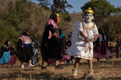 La petición de lluvias en Acatlán, en la montaña de Guerrero, inicia con la celebración a San Marcos, el 25 de abril y culmina el 3 de mayo con el día de la Santa cruz.