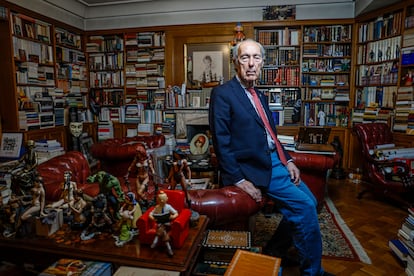El poeta Luis Alberto de Cuenca, en su casa en Madrid.