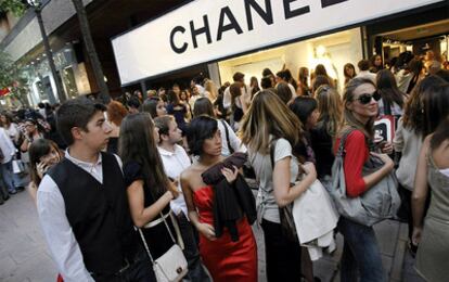 Cola frente a la puerta de la tienda de Chanel durante la Madrid Fashion Night Out.