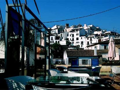 Tejados de Altea desde el hotel La Serena. Las sillas son de Ron Arad.