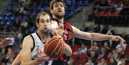 GRA544. VITORIA, 11/05/2014.- El pívot argentino del Caja Laboral Baskonia Andrés Nocioni (d) trata de arrebatar un balón al ala-pívot croata del Rio Natura Monbus Mario Delás, en un momento del partido de la jornada de la Liga Endesa de baloncesto disputado hoy en el pabellón Fernando Buesa de Vitoria. EFE/David Aguilar