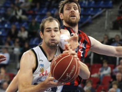 GRA544. VITORIA, 11/05/2014.- El pívot argentino del Caja Laboral Baskonia Andrés Nocioni (d) trata de arrebatar un balón al ala-pívot croata del Rio Natura Monbus Mario Delás, en un momento del partido de la jornada de la Liga Endesa de baloncesto disputado hoy en el pabellón Fernando Buesa de Vitoria. EFE/David Aguilar