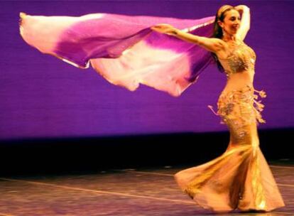 La compañía de danza oriental Fenicia participa en el séptimo maratón que organiza el Teatro de Madrid.