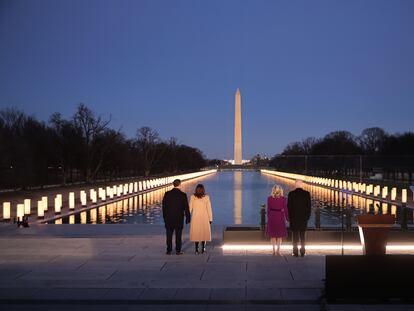 El futuro presidente de Estados Unidos, Joe Biden, a la derecha junto a su esposa, Jill Biden, y la que será nueva vicepresidenta, Kamala Harris, junto a su marido, Douglas Emhoff, el martes en Washington en un acto para recordar a las víctimas de la pandemia del coronavirus.