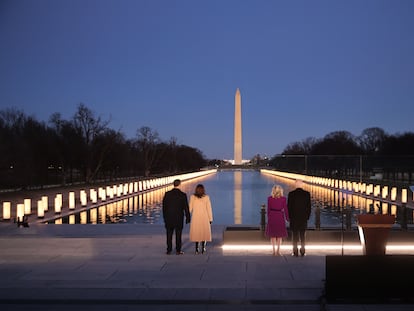 El futuro presidente de Estados Unidos, Joe Biden, a la derecha junto a su esposa, Jill Biden, y la que será nueva vicepresidenta, Kamala Harris, junto a su marido, Douglas Emhoff, el martes en Washington en un acto para recordar a las víctimas de la pandemia del coronavirus.