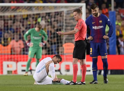 Ronaldo cae lesionado después de marcar el primer gol del Madrid.