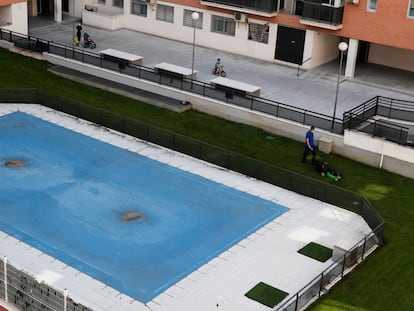 La apertura de piscinas como esta en Villaverde Bajo (Madrid) exigirá un gasto extra que muchas no pueden permitirse.