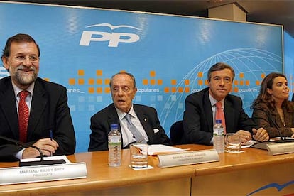 Mariano Rajoy, Manuel Fraga, Ángel Acebes y Soraya Sáenz de Santamaría (de izquierda a derecha), en el comité ejecutivo nacional.