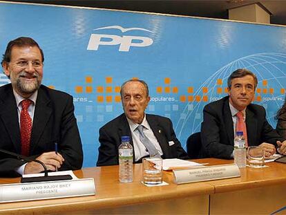 Mariano Rajoy, Manuel Fraga, Ángel Acebes y Soraya Sáenz de Santamaría (de izquierda a derecha), en el comité ejecutivo nacional.