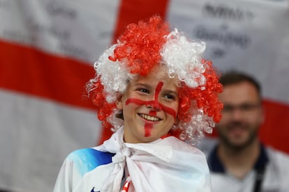 Un joven aficionado de Inglaterra en las gradas del Ahmad Bin Ali Stadium. 