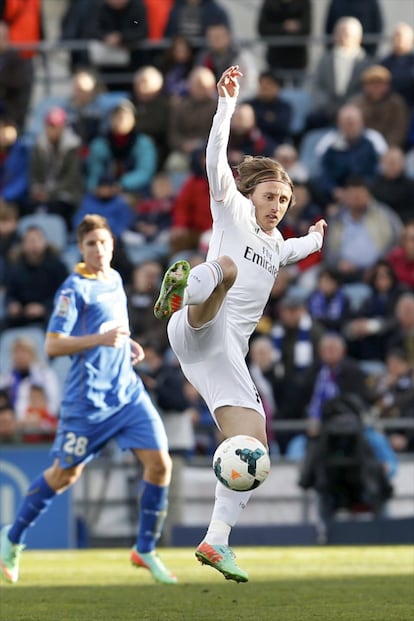 Modric intenta controlar el balón