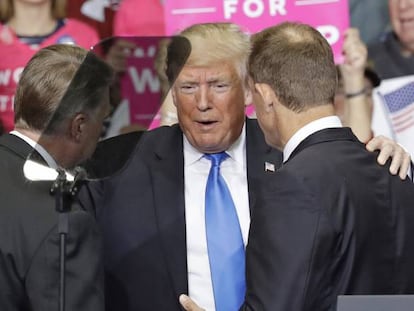 El presidente Donald Trujmp junto a los candidatos al Congreso Ted Budd (derecha) y Mark Harris. 