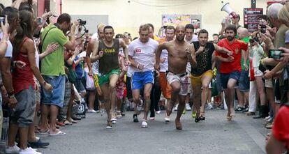 Participantes en la carrera de tacones en la calle Pelayo.  