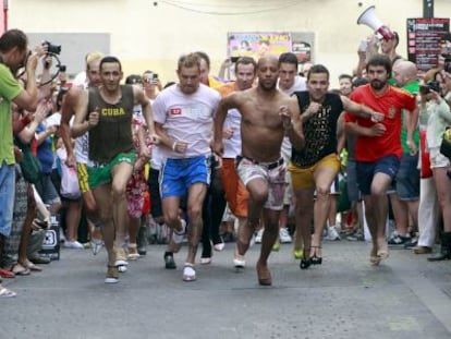 Participantes en la carrera de tacones en la calle Pelayo.  