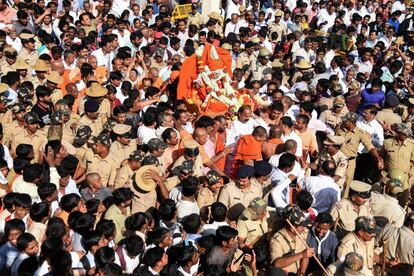 Una multitud se reúne alrededor del cuerpo del líder espiritual indio Shivakumara Swami, que ha fallecido a los 111 años de edad en Tumakuru.