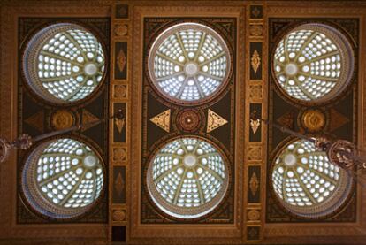 Visión desde el interior de la sala de las cúpulas, o 'Kuwela', del hotel Pera Palace (Estambul).