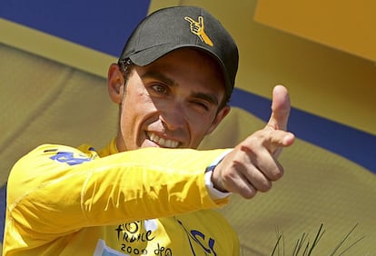 Alberto Contador hace el gesto de la pistola en la penúltima etapa del Tour '09.