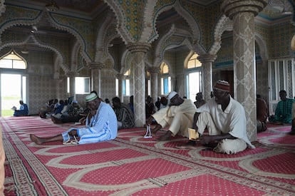 Familiares y amigos rezan en una mezquita de Fas Boye, en recuerdo de las personas que han muerto en el naufragio, este jueves en Senegal.